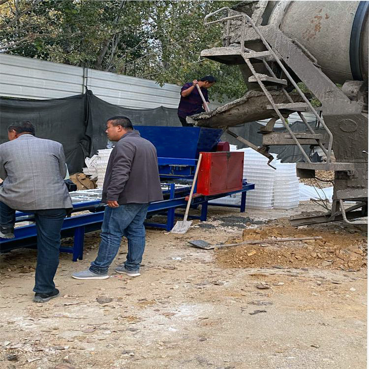 現(xiàn)場罐車正常出料，進入到預(yù)制件設(shè)備料斗內(nèi)